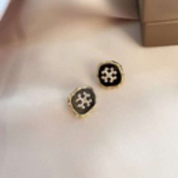 Black enamel and gold stud earrings - Picture 4 of 4